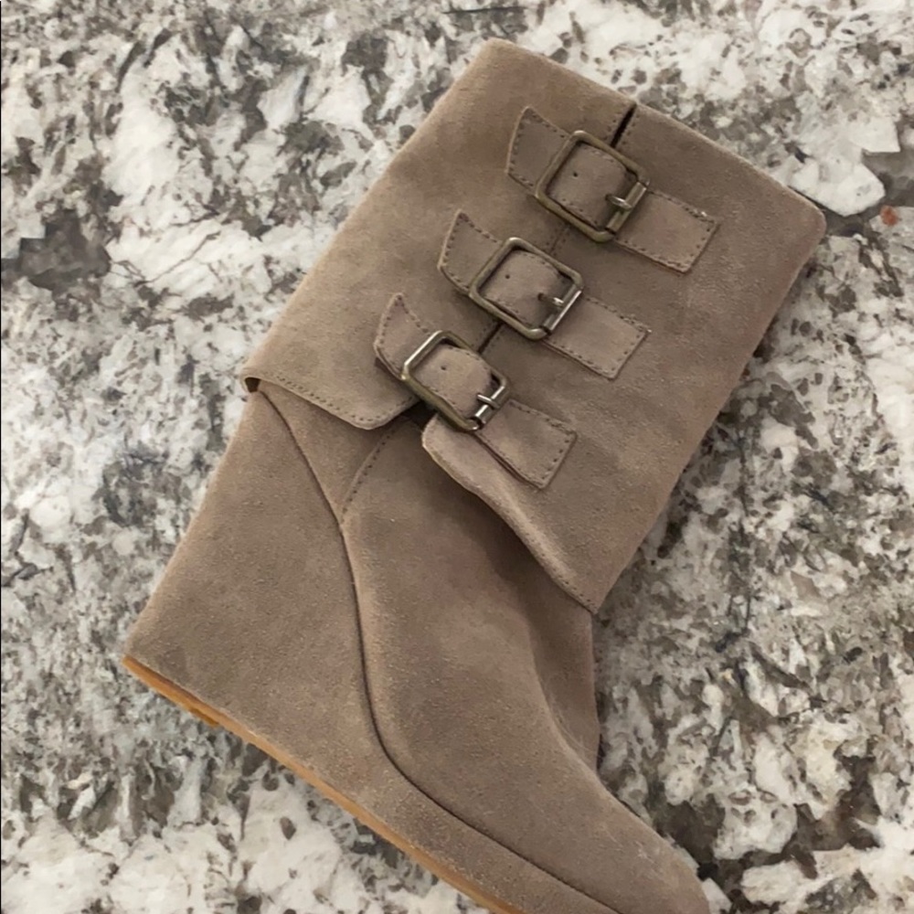 Wedge boots